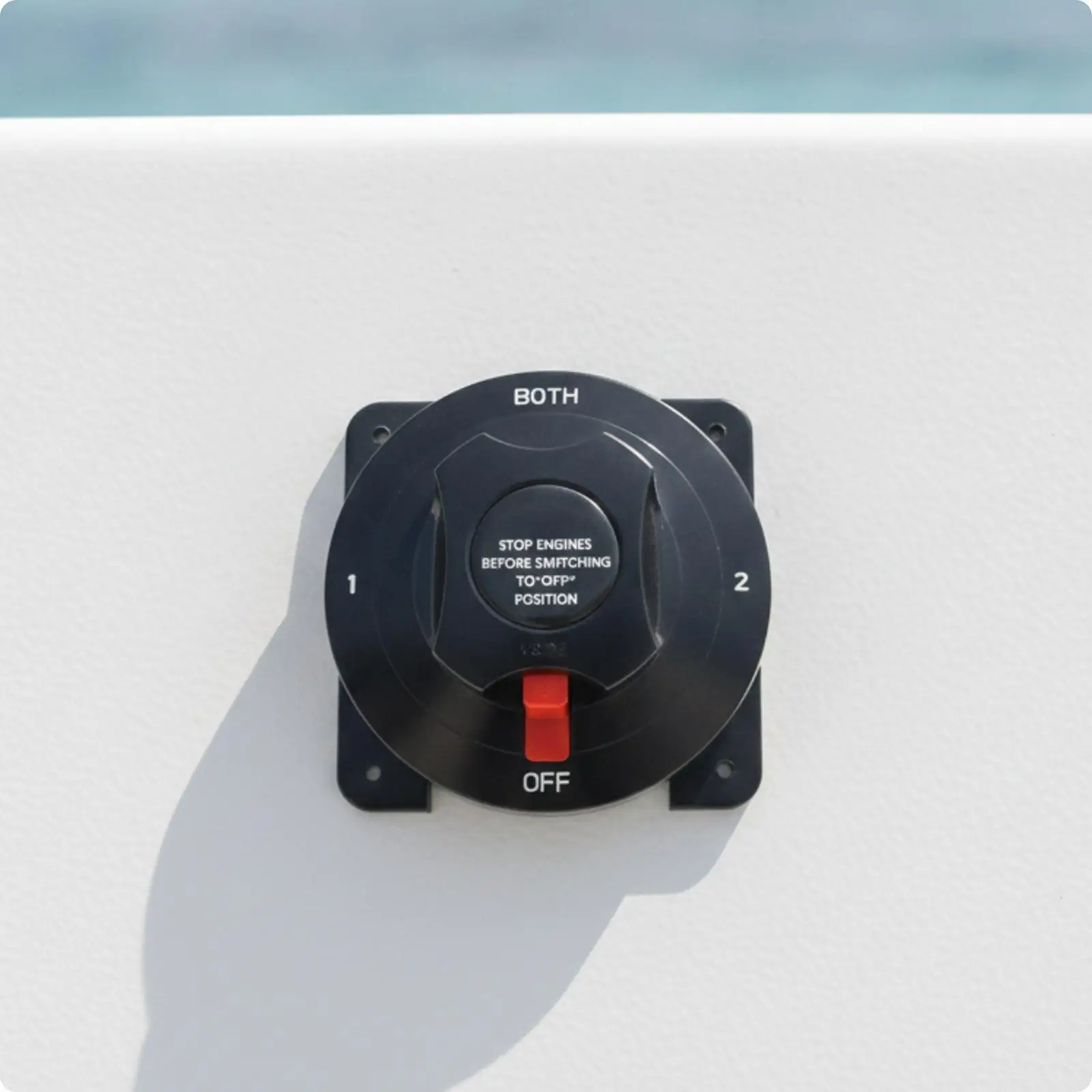 rvやヨット用の、耐久性に優れた回転式dc電源遮断スイッチ。大容量バッテリーの安全な切り離しを実現。