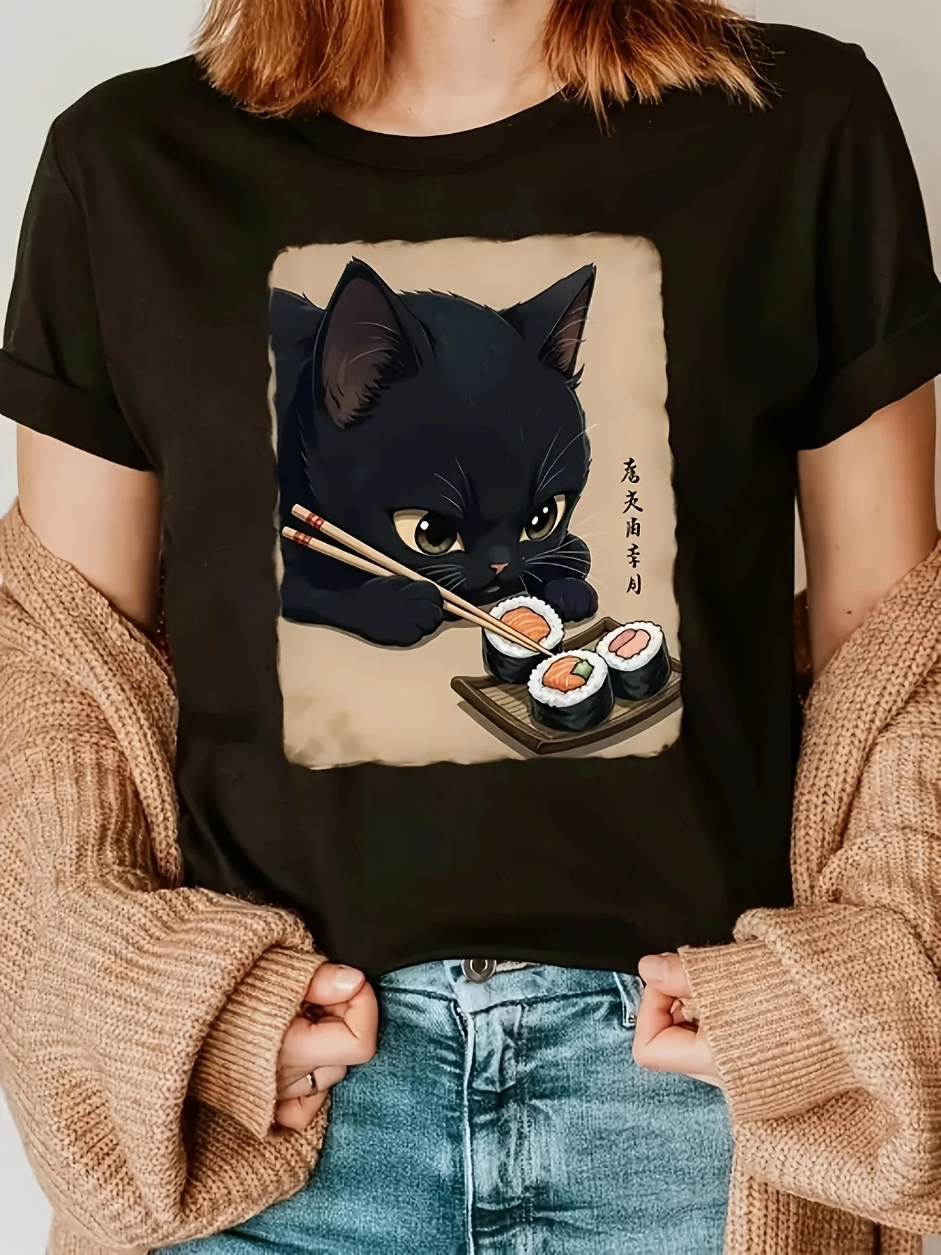 

Футболка с рисунком кота и суши. Женская футболка с рисунком из полиэстера. Повседневная футболка с круглым вырезом и короткими рукавами с принтом кота и суши.