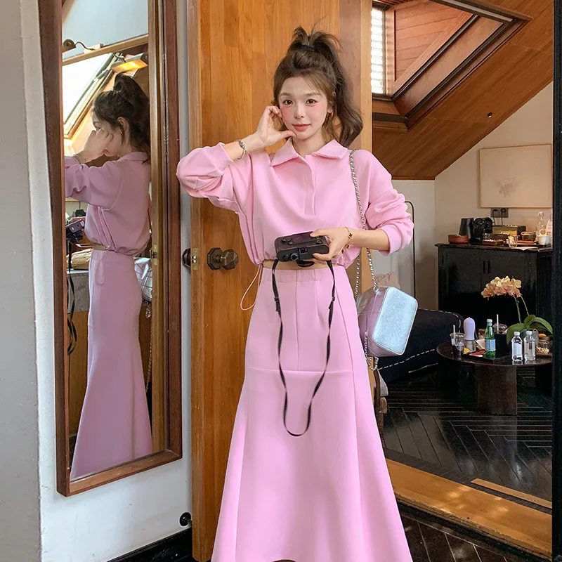 Modisches und lässiges einfarbiges zweiteiliges Set für Damen im Herbst 2022, neuer rosa Reverskragen-Pullover + halber Rock-Temperament-Set