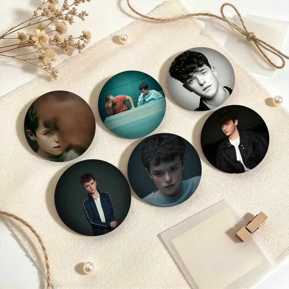 O-Owen Cooper Drama Actor  25 32 44 58 75mm Badges Personalized Round Brooches Pins Accessory Gift