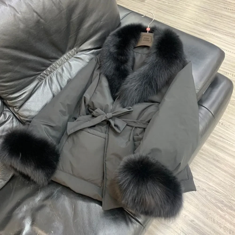 سترة نسائية شتوية لعام 2025 بياقة من فرو الثعلب الحقيقي مع رباط من الفرو الطبيعي ملابس خارجية فاخرة فضفاضة ودافئة معطف نسائي أبيض من ريش الإوز