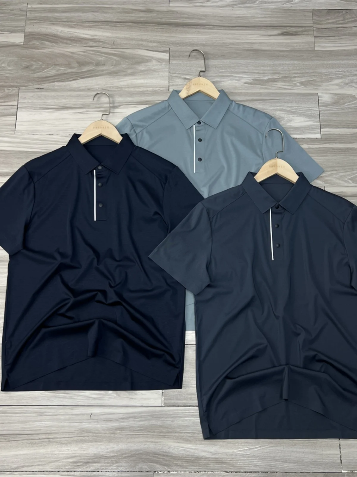 

Busin Casual ort Sve irt Lightweight Breathable Men's T-irt Faionable Urban Sle Stand Fit Button Detail