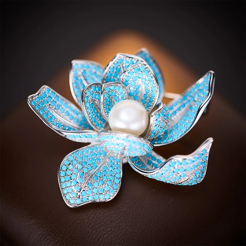 

A high-end and elegant lotus brooch with a strong sense of design, a Chinese-style party evening dress, and a corsage lady