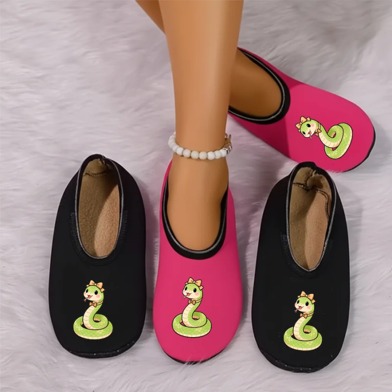 

Четырехсезонные носимые пары с мультяшным птичьим принтом и тонкой бархатной подкладкой, дышащие, высокоэластичные, противоскользящие тапочки для пола.