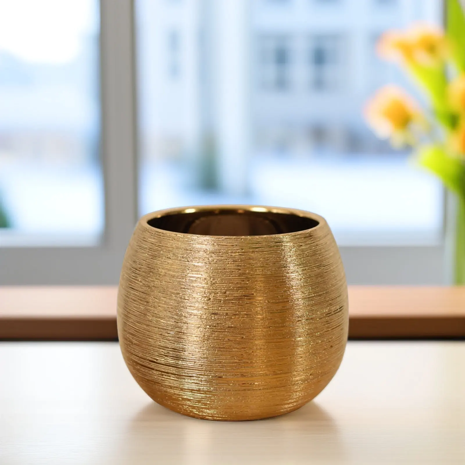 

1Pcs Ceramic Flower Pot Gold-Plated Succulent Planter Medium Temperature Electroplated Wire-Drawing Finish Elegant Simple Design
