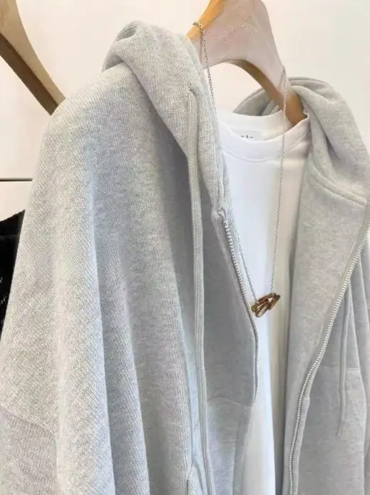 سترة نسائية بأكمام طويلة مع سحاب تصميم مائة برج للترفيه لخريف وشتاء 2025