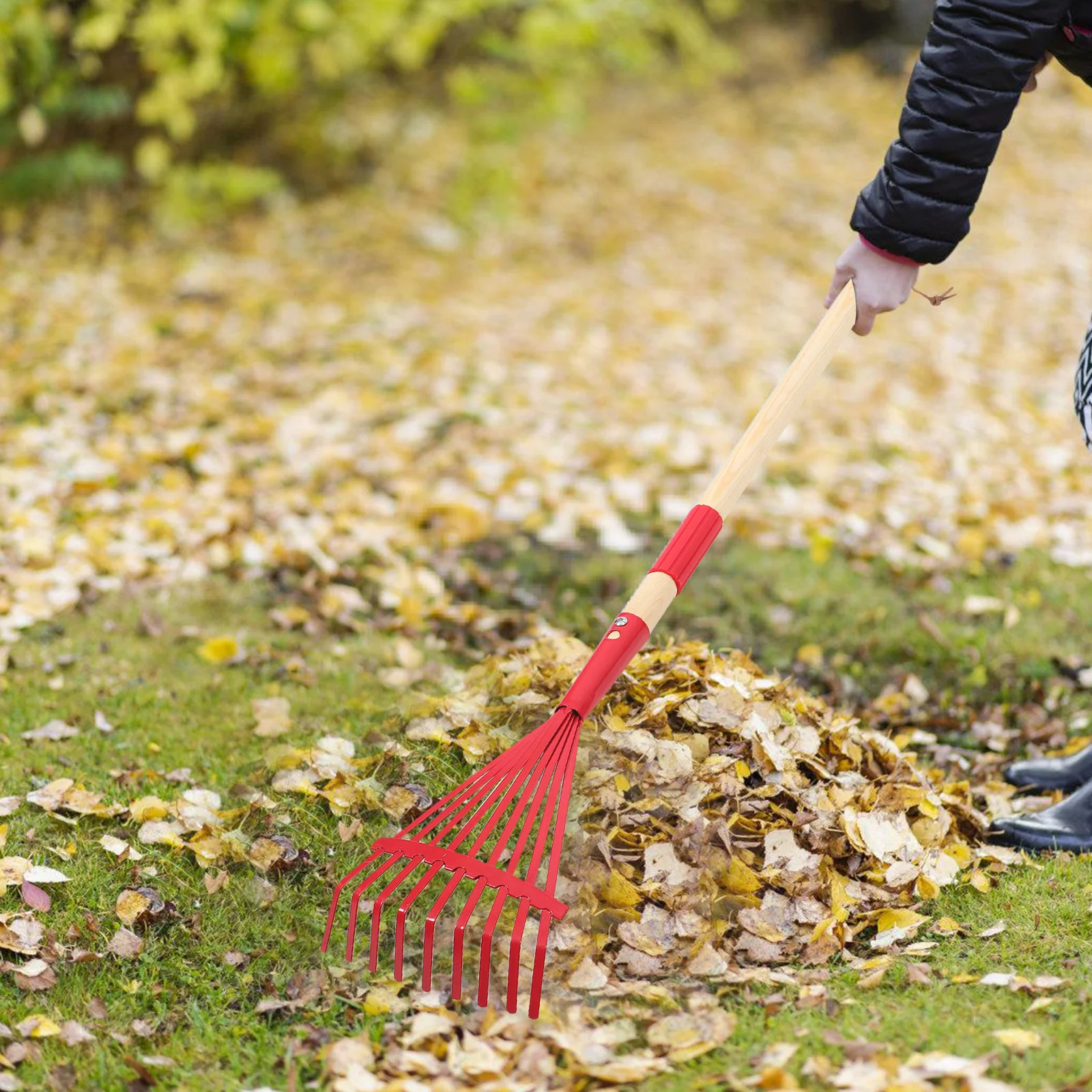 取り外し可能な木製ハンドル付きガーデンレーキ 赤色の小型芝生レーキで持ち運びが簡単で、快適な庭仕事ができます