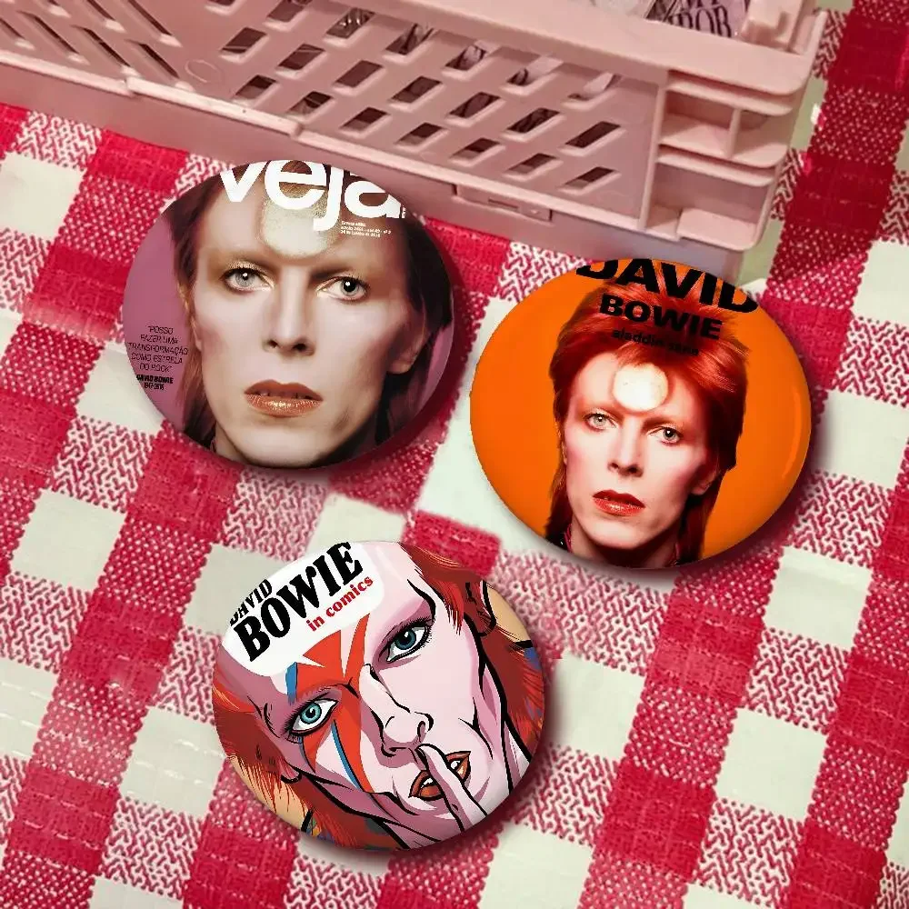 مغني الروك البريطاني D-David_B-Bowie شارات زر PinsBrooch الإبداعية يقتبس شارة الملابس على ظهره مجوهرات هدية للأصدقاء
