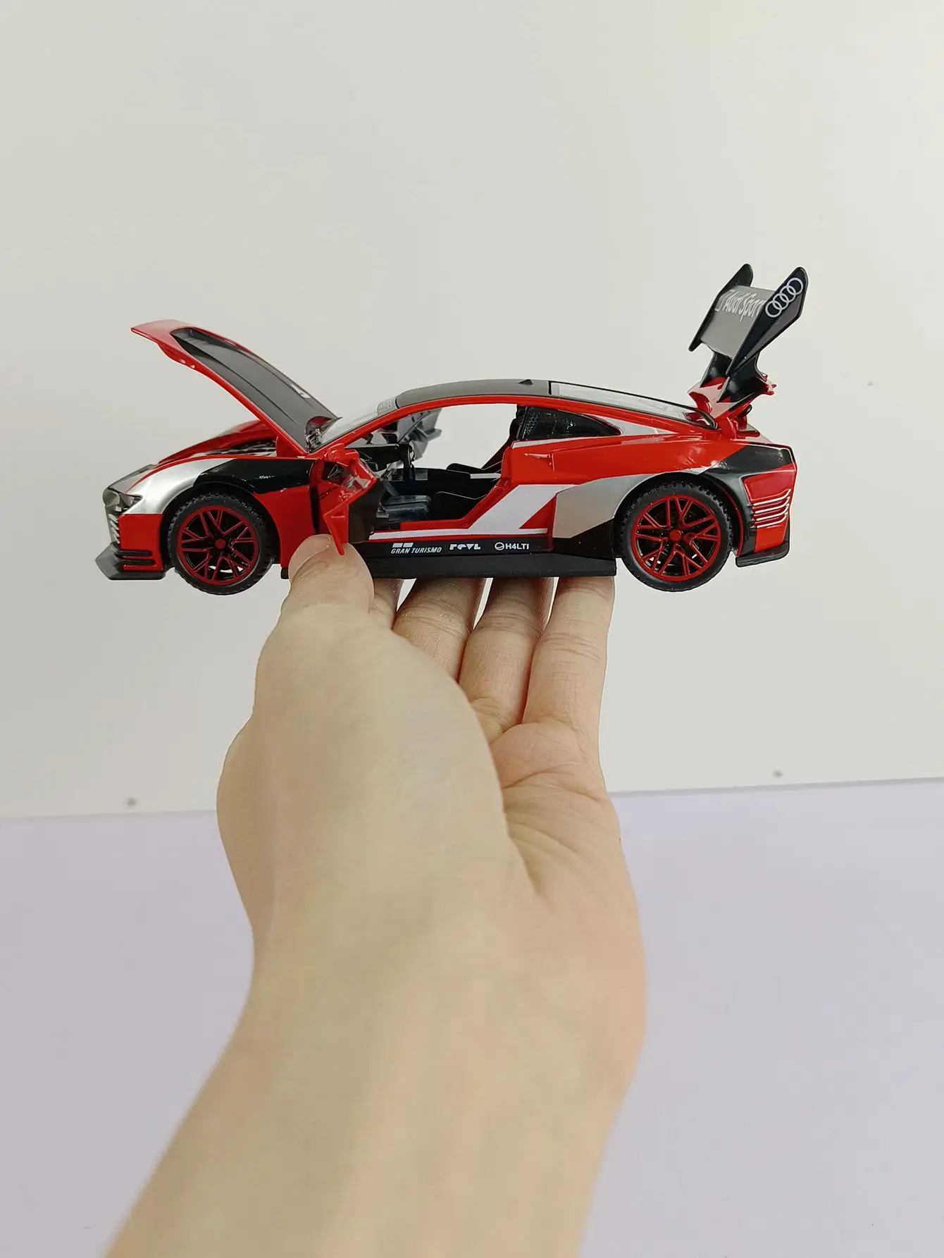

1:32 E-TRON GT Racing Alloy Car Model, doors can be opened, children's sound and light toys, birthday gift ornaments