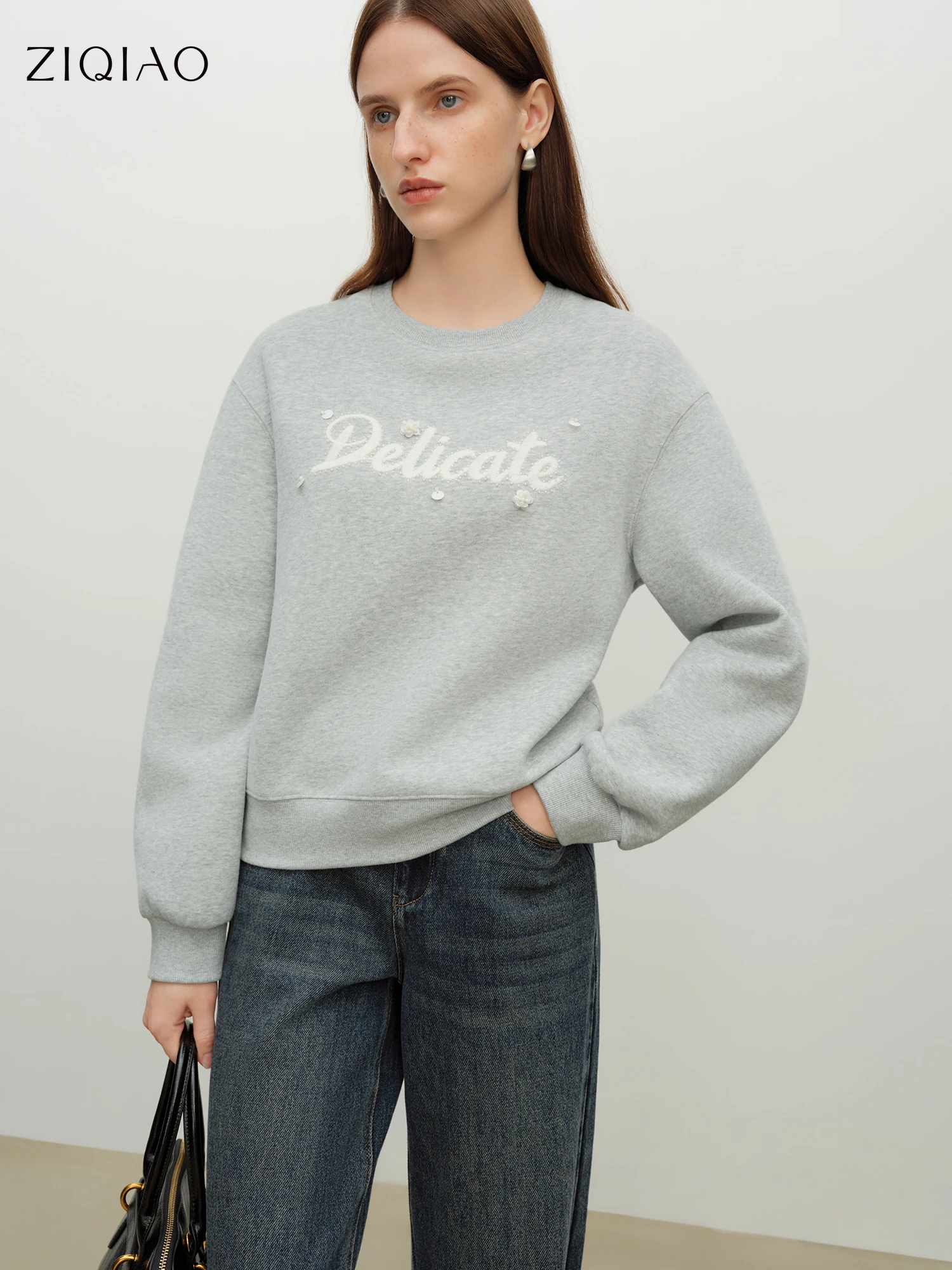 

ZIQIAO Heating Pullover Letter Embroidered Thick Sweatshirt for Women 2025 Winter New Round Neck Drop Shoulder Top