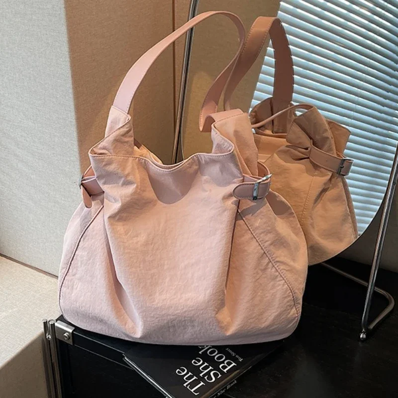 

A niche casual minimalist magnetic buckle tote bag for women, with a high-end feel and lightweight commuting nylon large capacit