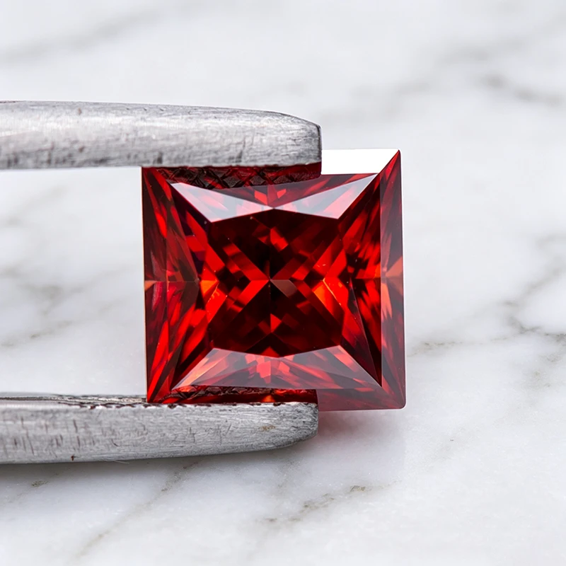 Moissanit-Stein im Princess-Schliff, Granatfarben, im Labor gezüchteter Edelstein für DIY-Schmuckherstellung, besteht den Diamanttest mit Zertifikat. – Detail 5