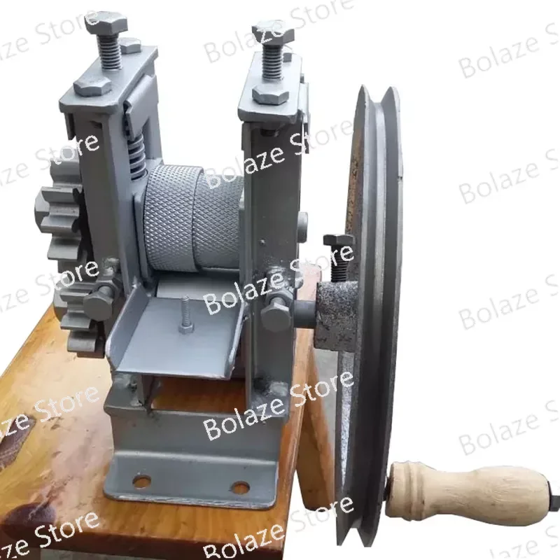 

Manual bamboo blade processing bamboo blade separator