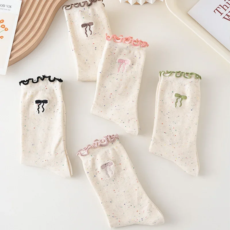 5 pares de calcetines de tubo medio con borde de hongo de puntos simples y modernos de nuevo estilo de otoño e invierno para mujer con lazo de encaje calcetines largos para mujer