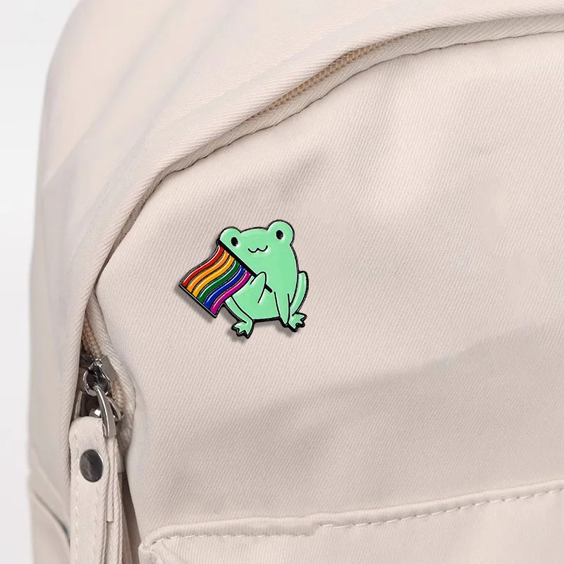 Original frog brooch badge cartoon cute love frog badge bag accessories creative backpack buckleHeart shaped badge