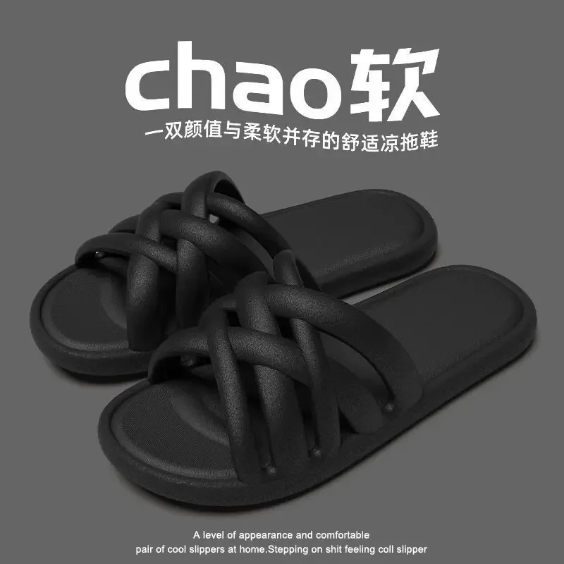 Zapatillas para mujer en verano, zapatos de uso interior para el hogar, zapatillas antideslizantes para baño, nuevas zapatillas frescas para parejas con pies inodoros 2024