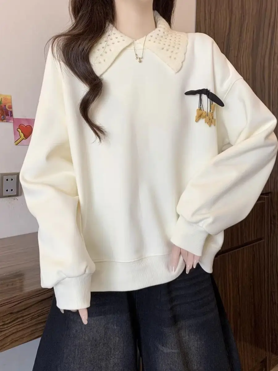 سترة نسائية مبطنة مطرزة بمقاسات كبيرة مع ياقة بيبي دول، تصميم نحيف يغطي الكتفين، مناسبة لجميع المواسم