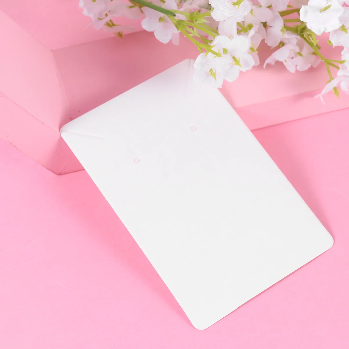 

100 шт., карты для демонстрации сережек, держатель для ювелирной бумаги, ожерелья, блестящая подставка, твердый материал, легко носить с собой, плоская поверхность