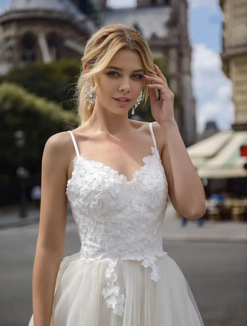 Elegant A Line lace Wedding dress Sexy Italian shoulder Halter Applique Bridal dress Tulle Sweep Train tunic custom new 2024