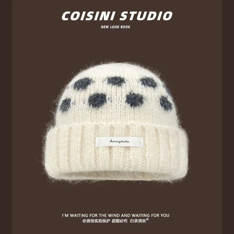 Koreanische Polka-Dot-Strickmütze für Damen, Herbst und Winter, dick und warm, modisch und vielseitig, mit Ohrenschutz, Ski-Beanie-Mütze. – Detail 6