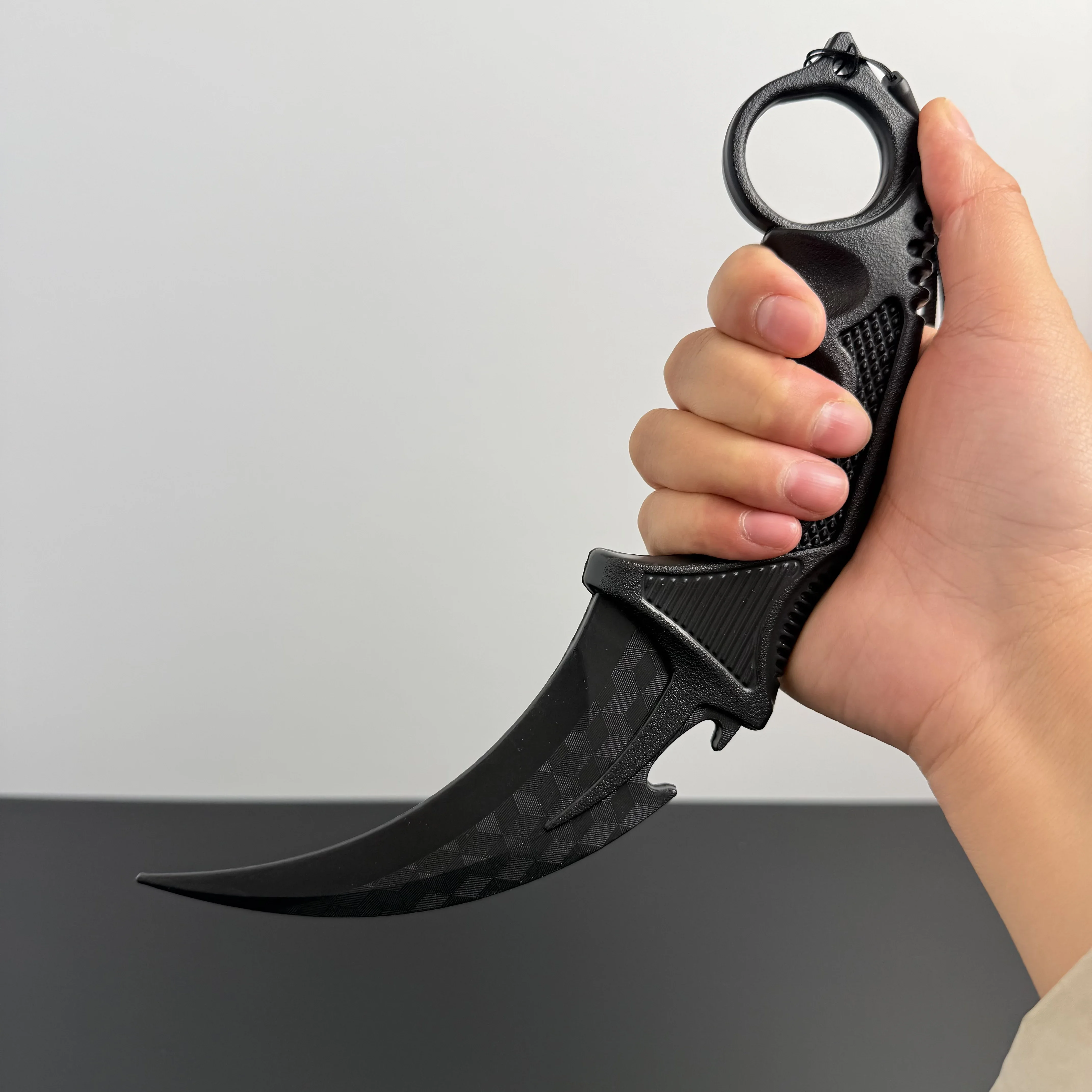 23cm Schwarzes Gitter-Plastik-Klauenmesser Hochwertige Version Bühnendarstellung Karambit-Requisite Outdoor-Trainingsmesser Sicherheitsspielzeug Geschenk – Detail 3