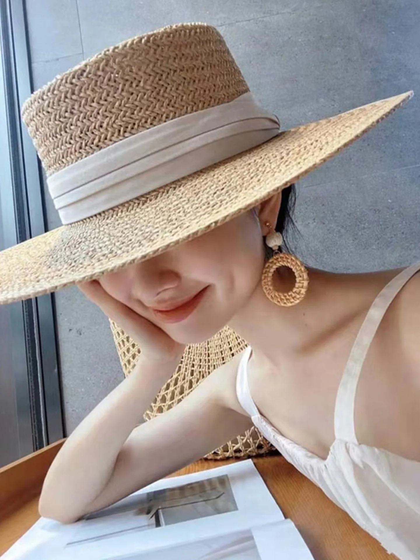 パナマスタイルフラットトップ麦わら帽子女性の夏のビーチ休暇日焼け防止帽子英国スタイルの編み込み麦わら帽子調節可能なサイズ