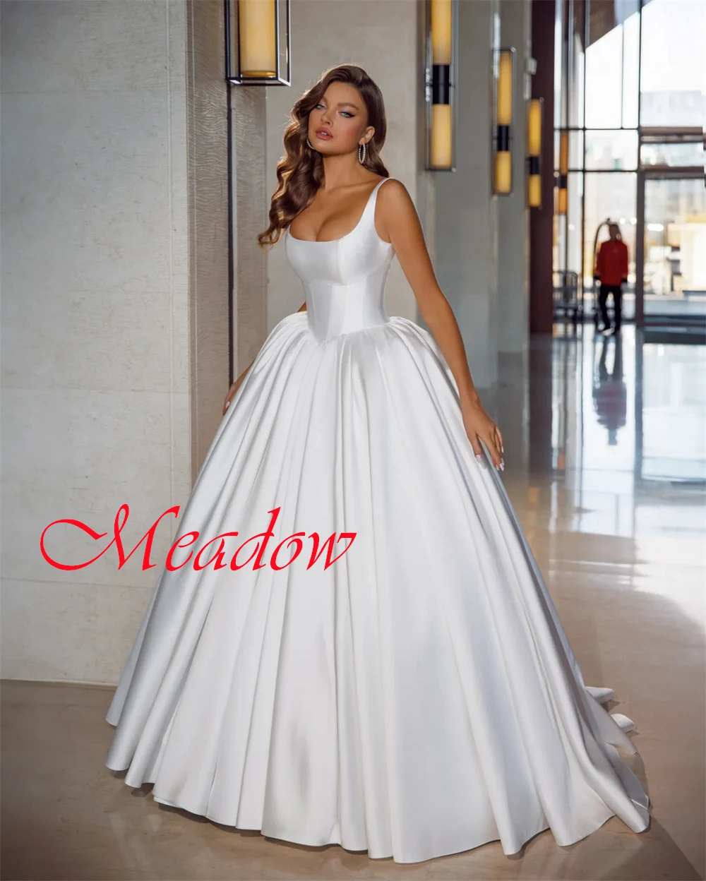 カスタマイズされた絶妙なホワイトサテンのウェディングドレス気質ストラップレススパゲッティストラップノースリーブチャペルトレインブライダルドレス