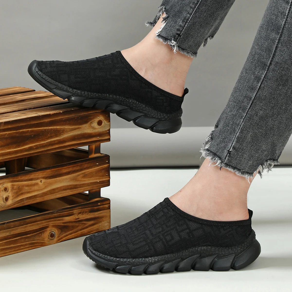 

Summer Mesh Breathable Fashionable Half Drag Unisex Lightweight Outdoor Walking Shoes, One Foot Lazy Casual Shoes, Large Size