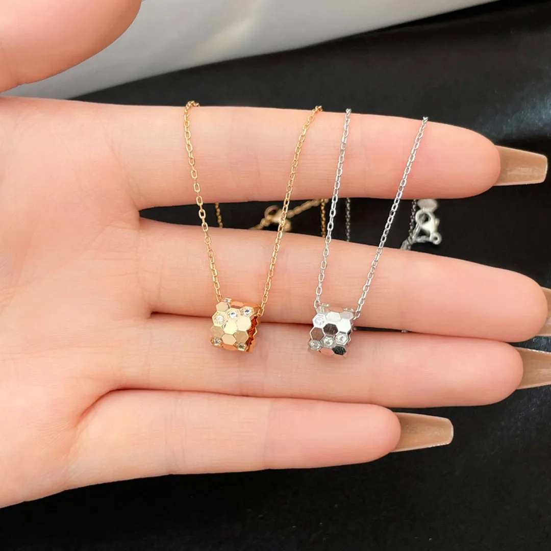 

Женское ожерелье с подвеской из стерлингового серебра 925 пробы с инкрустацией в виде сот, модный и изысканный вариант подарка.