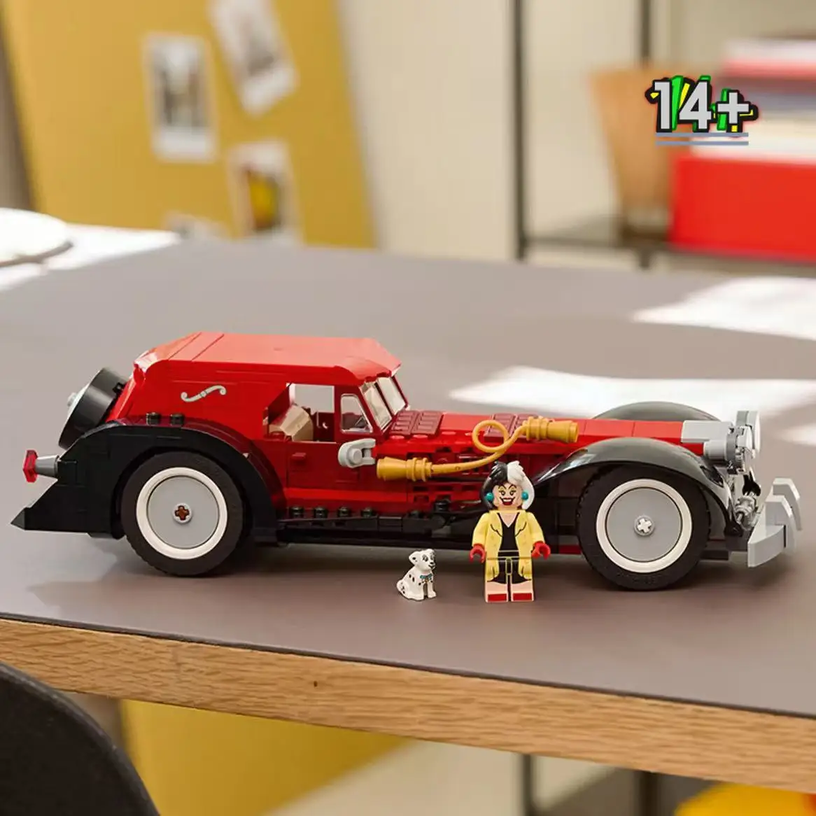 

Набор для сборки роскошного автомобиля Крюэллы Disney 2026 NEW 43277 — идеальный подарок на день рождения, Рождество и другие праздники.