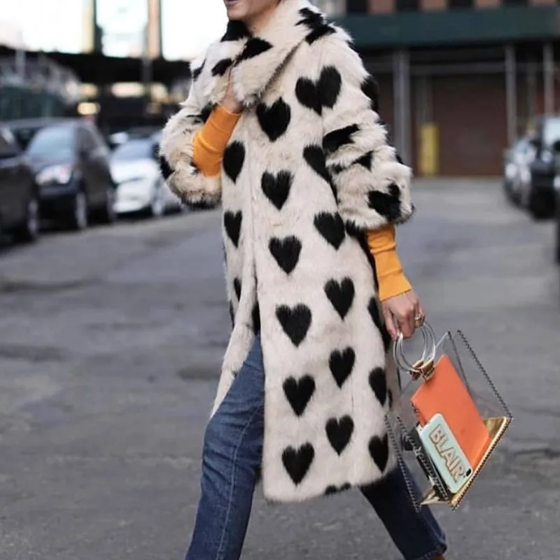 معطف طويل من الفرو الصناعي مع معطف سميك جديد على شكل قلب أبيض قطيفة للنساء