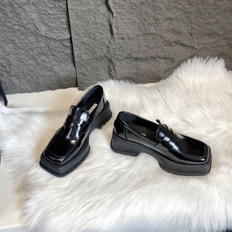 حذاء بدون كعب نسائي بنعل سميك بمقدمة مربعة لربيع وخريف 2025 مصنوع من الجلد اللامع على الطراز الياباني سهل الارتداء على الأحذية على الموضة #5