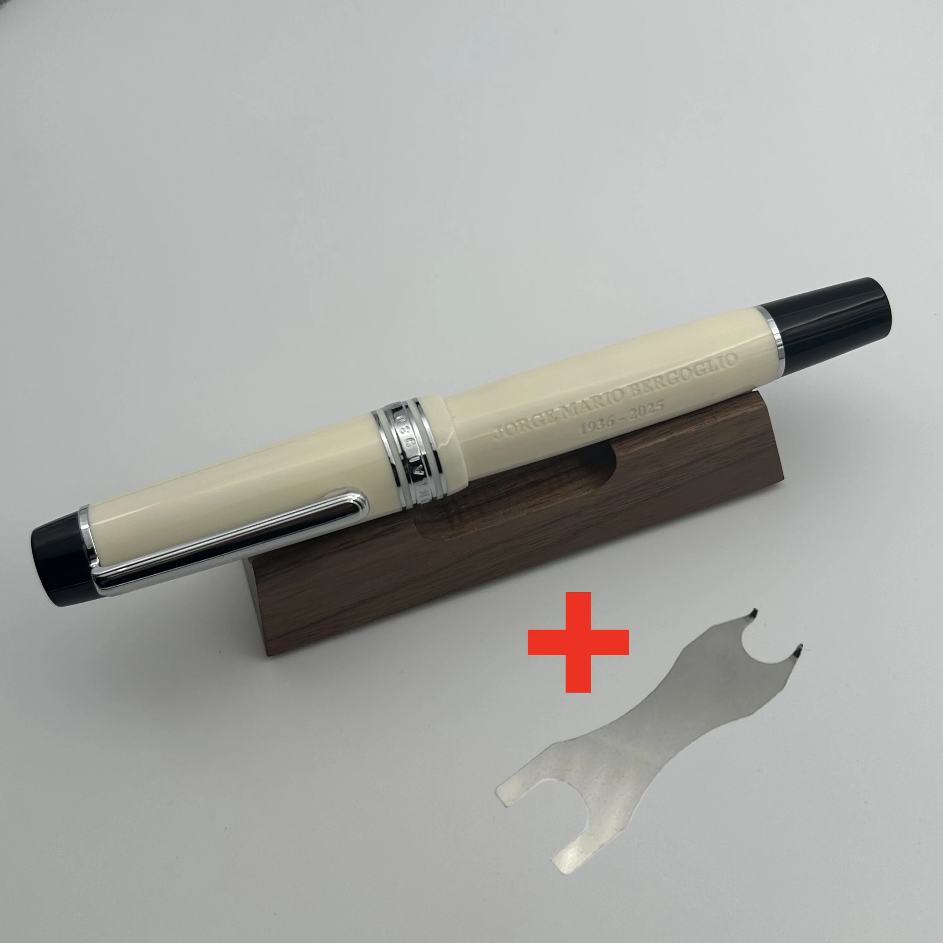 

Pope White With Wrench! WingSung Large 930 Resin Piston Fountain Pen N0.9 Iraurita Nib Business Student Writing Gift Pen