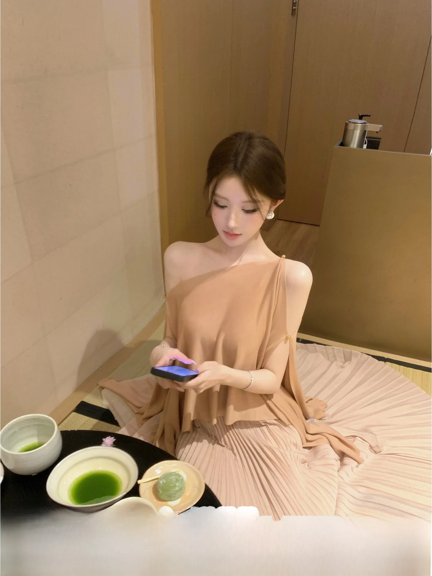 

JAYKY YANG Lacey Knitted Shawl Cape Acetate Pleated Maxi Skirt Set Women's Fashion Ensemble V-neck Mid-length Sleeveless