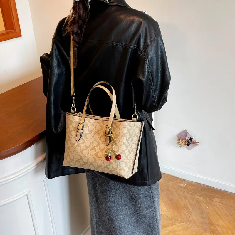 Trendy Letter Logo Solid Color Shopper Bag High-End Elegant Leather Classic Large Capacity Design