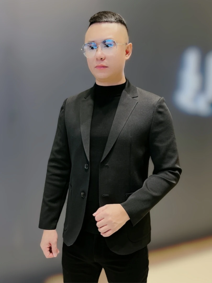 

Новая мужская трикотажная повседневная деловая куртка на весну-лето: универсальный модный топ с воротником-стойкой, длинными рукавами и декоративными пуговицами