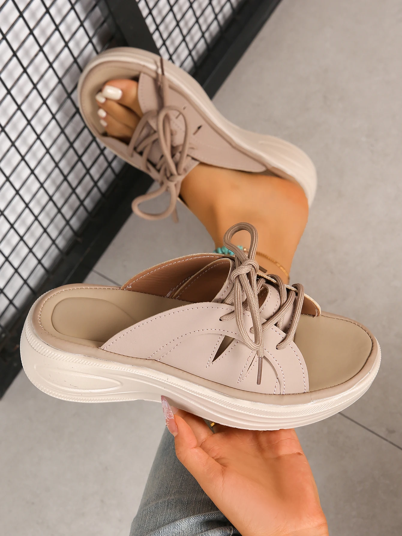 نوع جديد من النعال السفلية الإسفنجية للنساء، مريحة، غير قابلة للانزلاق، خفيفة الوزن ومريحة، مع سحب واحد