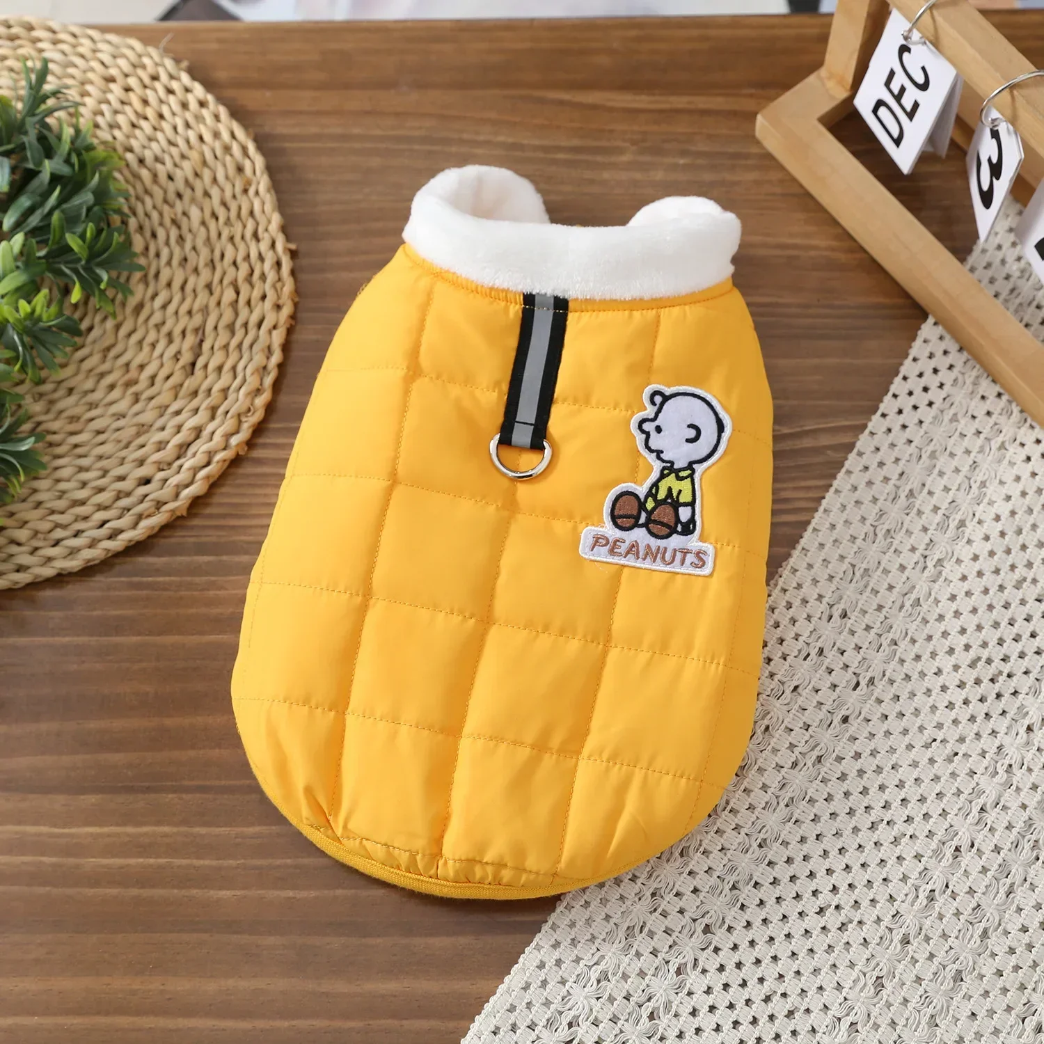 Snoopy-Abrigo acolchado de algodón para mascotas, chaqueta tridimensional de terciopelo con dibujos animados, chaleco cálido para Otoño e Invierno