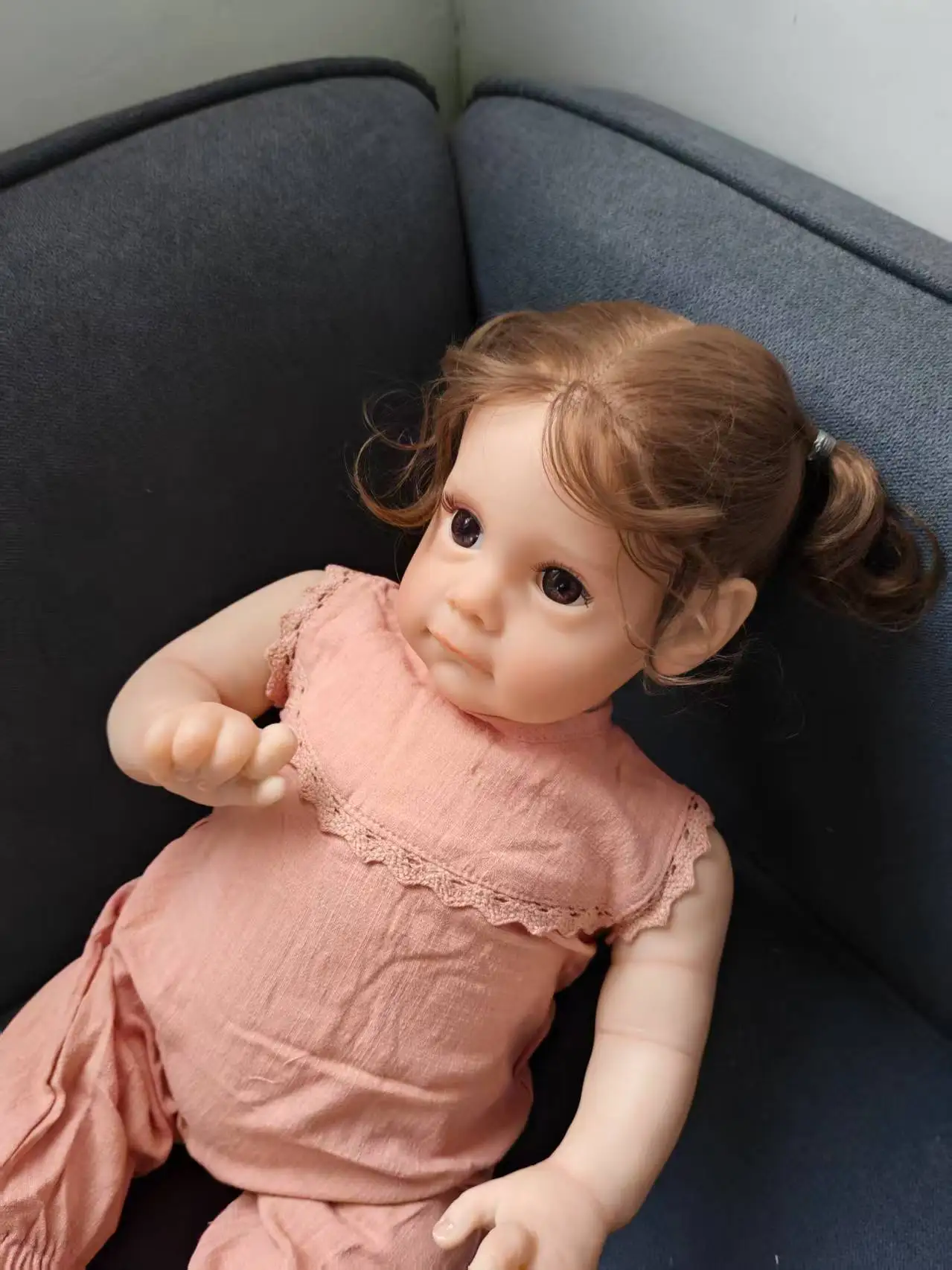 22 pollici Panno Corpo Neonato Maggi Capelli radicati a mano Strati multipli Pittura Pelle con vene visibili Realistica bambino Reborn Doll