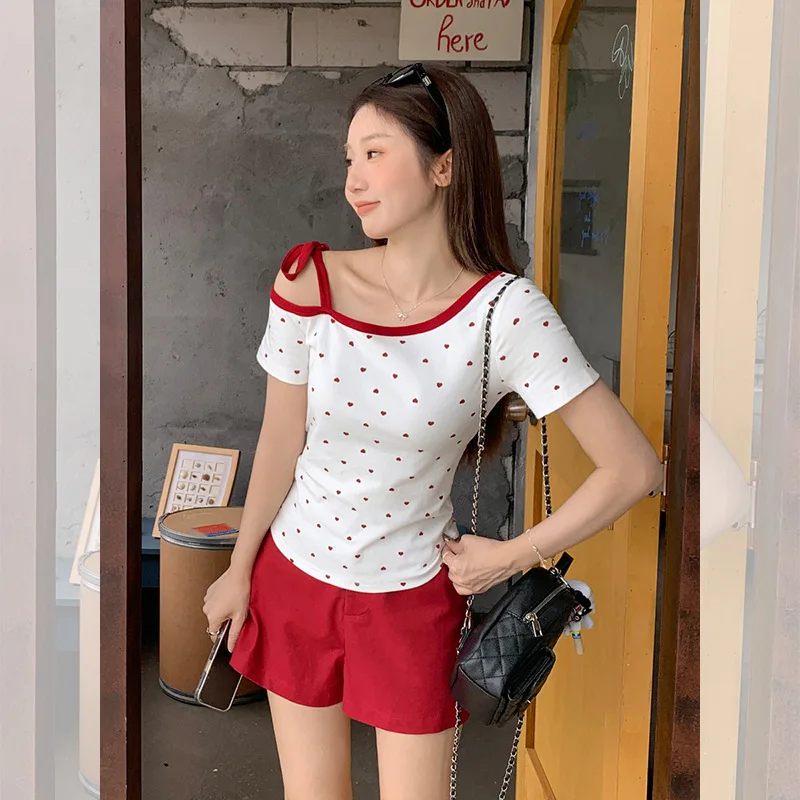 T-shirt a maniche corte stile coreano con cuore rosso a pois con spalle scoperte Bowknot Pure Desire per donna Top estivo slim con allacciatura