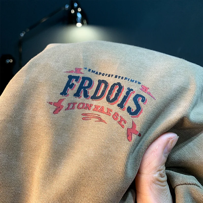 تي شيرت غير رسمي بأكمام قصيرة للرجال صيف 2025 كاكي حنين ريترو مطبوع فضفاض للرجال