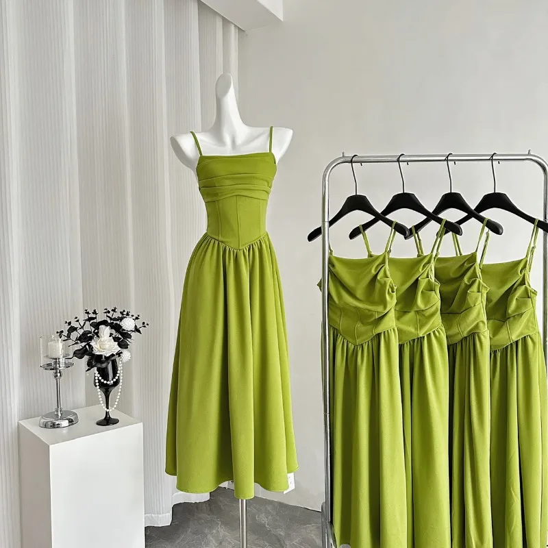 Zakazano palenia zielonych pęczków, sukienek typu slip w kolorze zielonego lasu, damskich wczesnowiosennych i letnich spódnic retro w stylu francuskim.