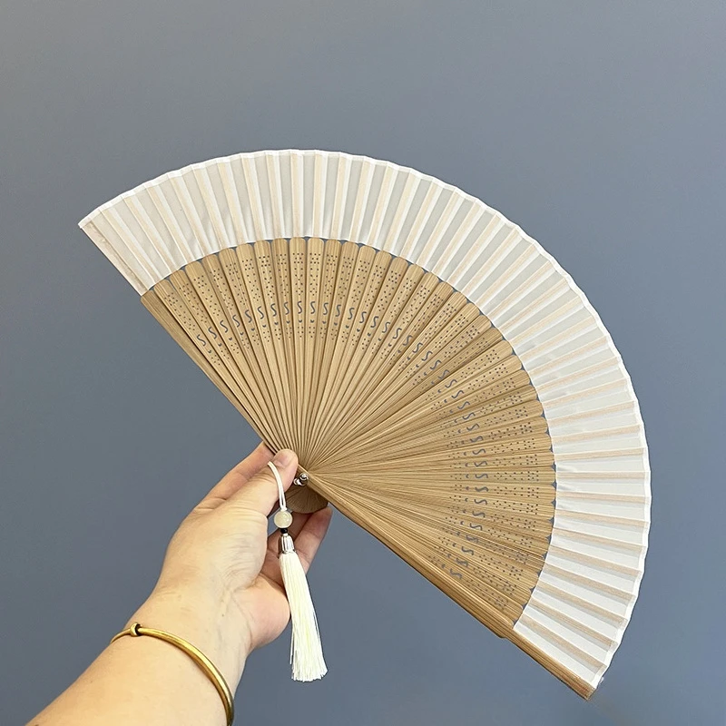 Ventilador dobrável de bambu retrô, ventilador portátil de verão, ventilador de origami em forma de coração com estrutura de madeira e lâminas de papel branco