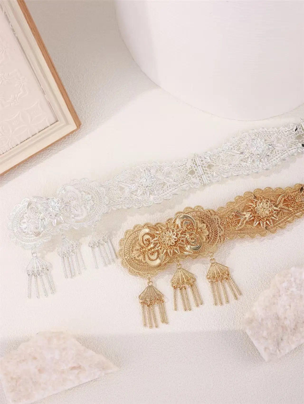 1 حزام رداء نسائي أنيق فاخر عصري بتصميم زهرة منحوتة ومطابقة مع شرابة معدنية لمجوهرات الزفاف للسيدات