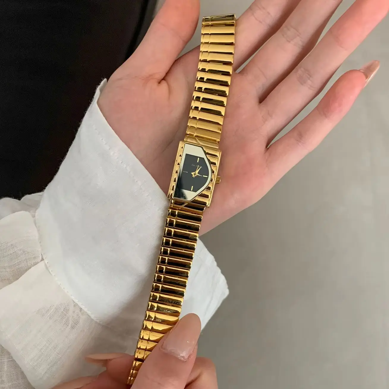 

Light Luxury Fashion Unique Design Women's Watches High-end Feel Black Gold Piano Dial Stainless Steel Quartz Women's Watch Gift