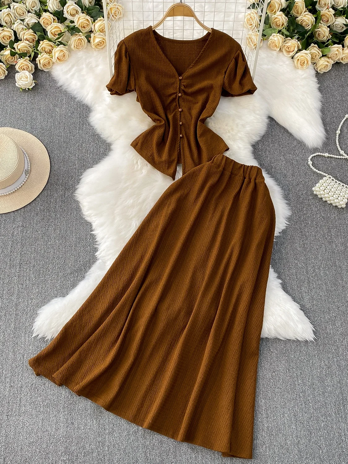 

Summer 2025 Sexy Single-Button V-Ne Bubble-Sve T-irt Texture-Design Top And ter Skirt Set Women's Faion Ensemble