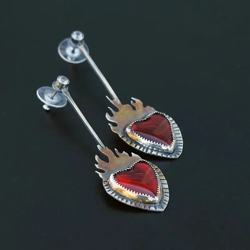 Vintage Silver Color Women\'s Earrings Metal Carving Heart Shaped Red Stone Flame Earrings Personality Engagement Party Jewelry
