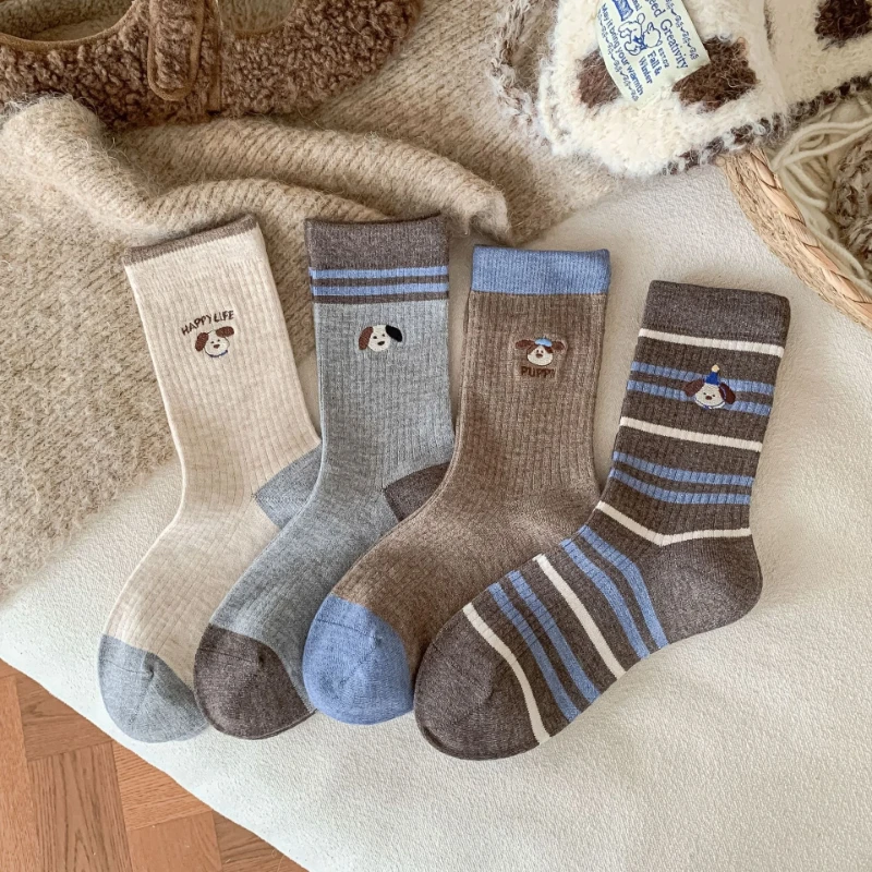 4 Paar Herbst-Winter-Cartoon-gestickte Wollsocken für Damen, warme, schweißabsorbierende, lässige, vielseitige Mid-Tube-Socken