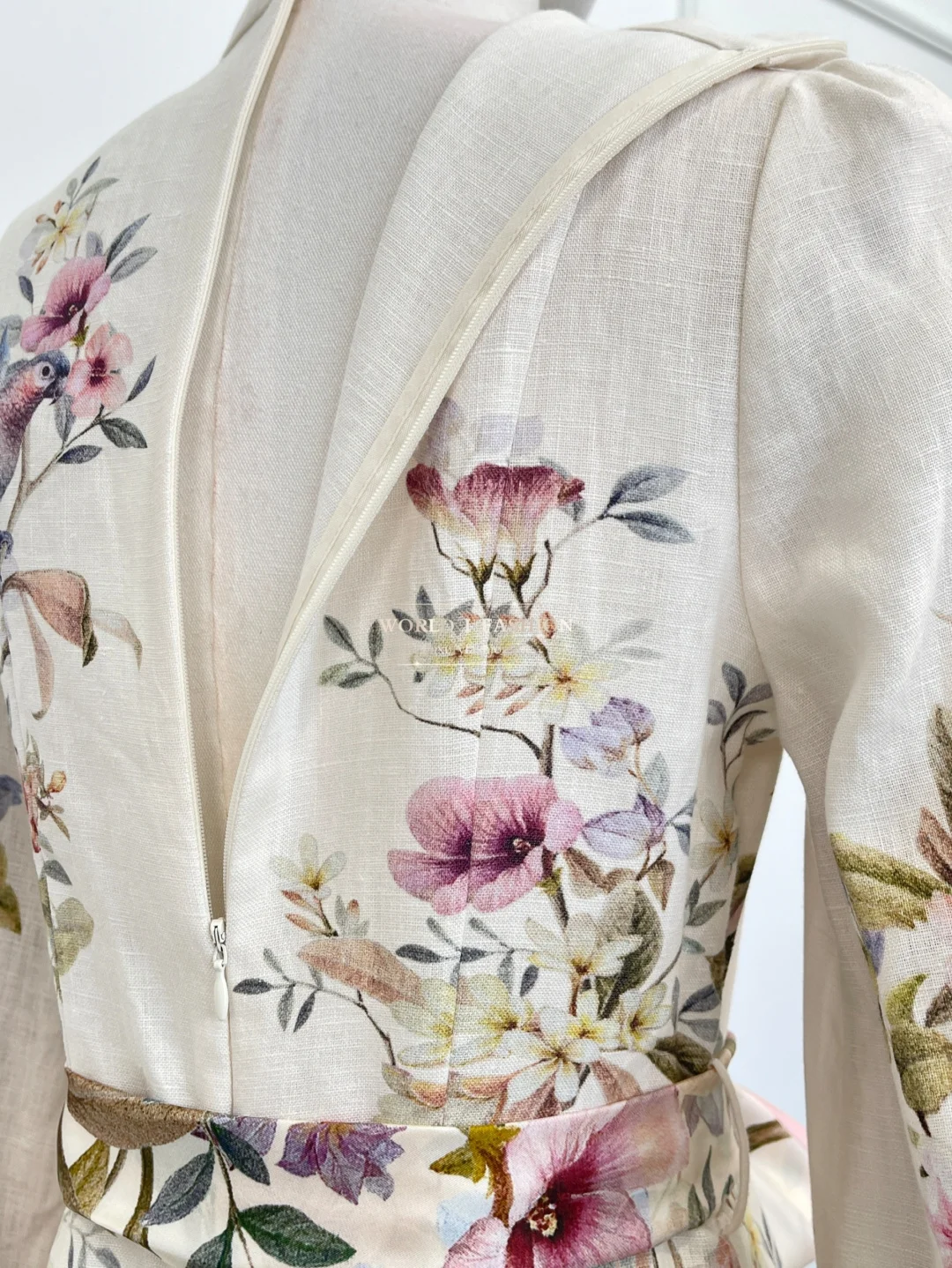 فستان ميدي بأكمام طويلة وطبعة طيور بيضاء لعام 2025 جديد