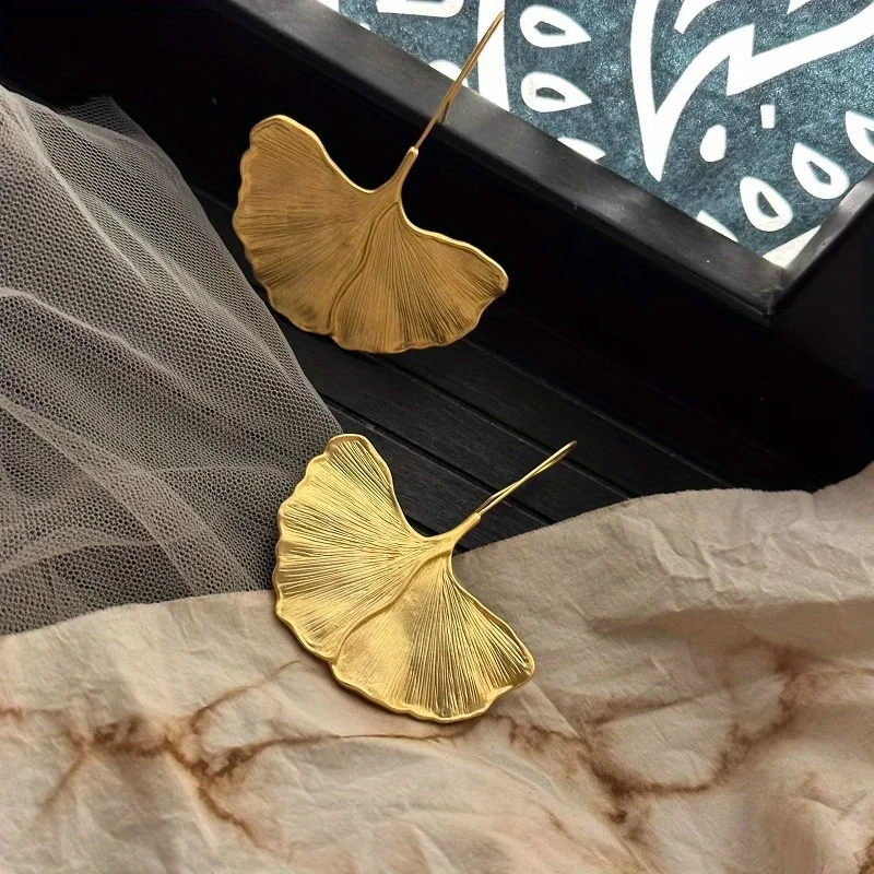Fashion Exquisite Hand Carved Ginkgo Leaf Shaped Pendant Earrings for Women Vintage Elegant Banquet Festival Jewelry Accessories
